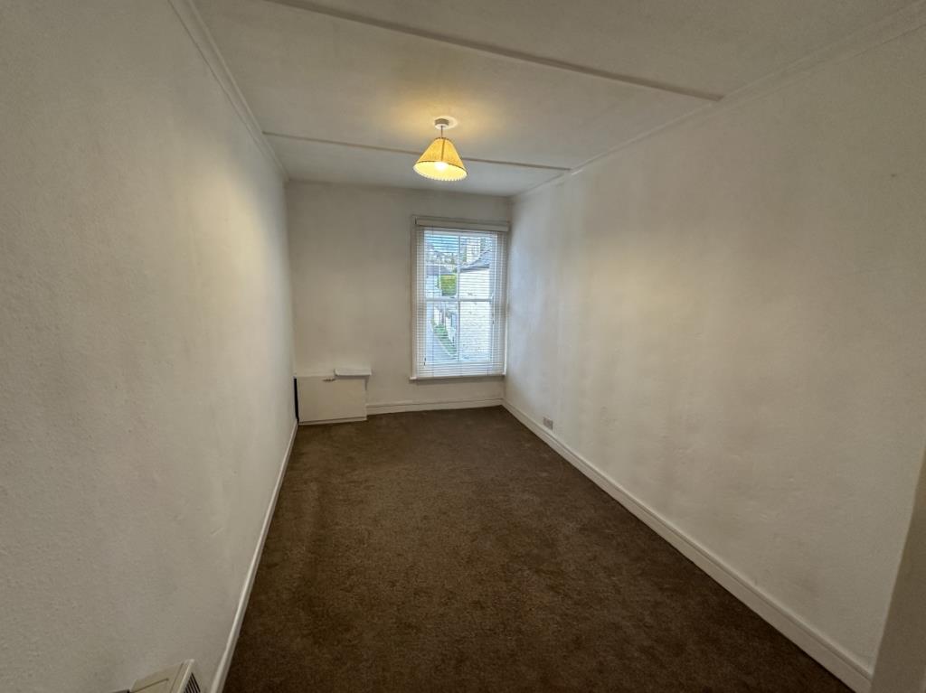 Lot: 94 - PART LET MIXED USE INVESTMENT - Flat bedroom